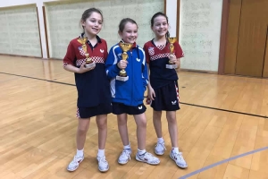 Klinceze Mia, Anamari i Nika s osvojenim trofejima